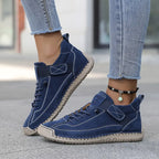 Women's ankle-height lace-up sneakers with contrast stitching and a flat ridged sole