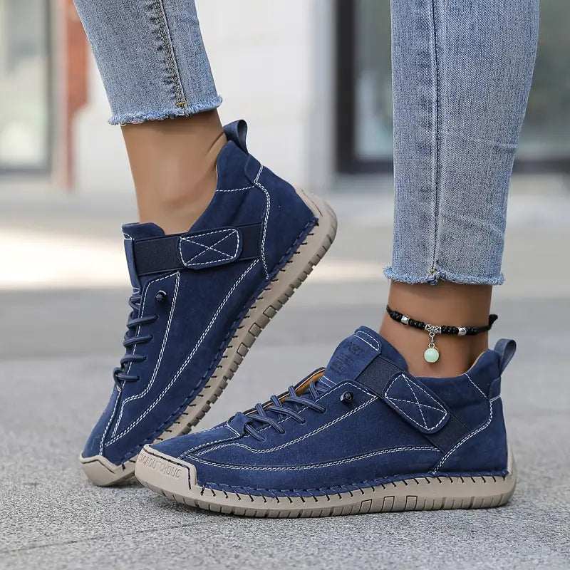 Women's ankle-height lace-up sneakers with contrast stitching and a flat ridged sole