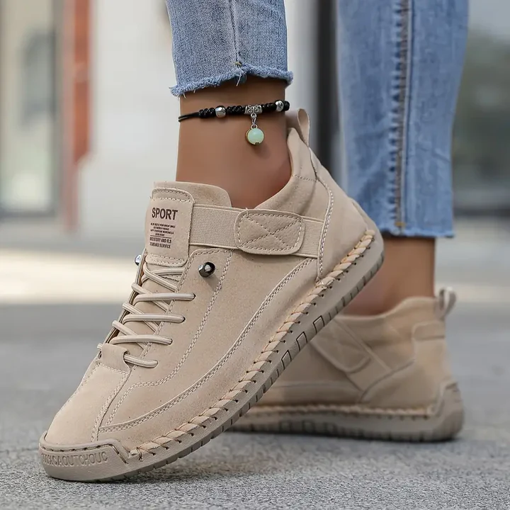 Women's ankle-height lace-up sneakers with contrast stitching and a flat ridged sole